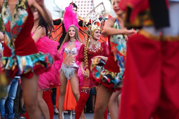 Participantes da marcha de carnaval dos torcedores dedicada ao jogo entre as seleções do Brasil e do México em Samara - Sputnik Brasil