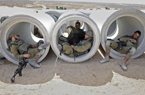 Soldados israelenses durante treinamentos na base militar Tzeelim, simulando combates reais na Faixa de Gaza - Sputnik Brasil