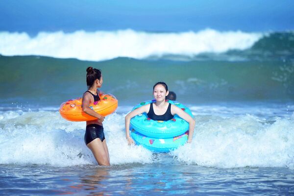 Moças na praia da cidade chinesa de Qingdao, província Shandong - Sputnik Brasil