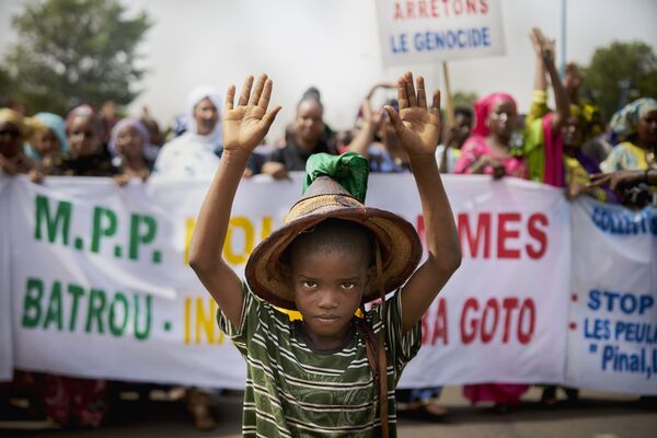 Manifestação de representantes do povo fula contra o genocídio no Mali - Sputnik Brasil