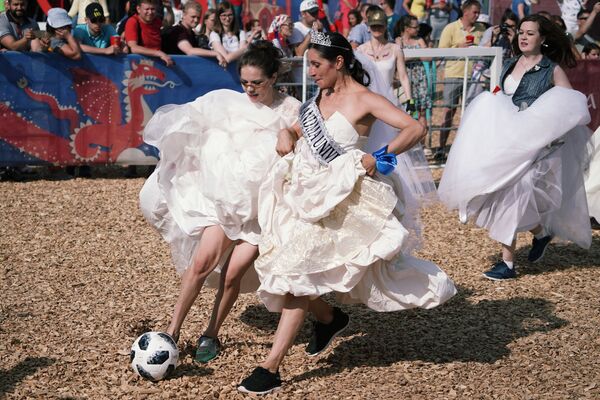 Participantes do jogo de futebol entre noivas em Kazan - Sputnik Brasil