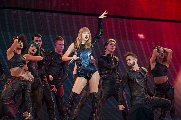 Atuação da cantora Taylor Swift no decorrer de sua turnê Taylor Swift's Reputation na cidade norte-americana de Louisville - Sputnik Brasil