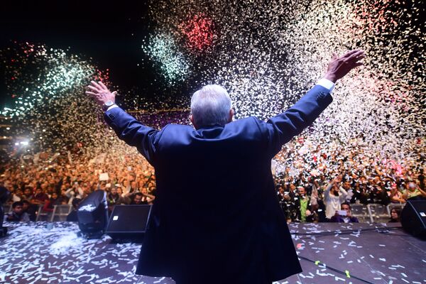 Presidente mexicano recém-eleito saudando seus apoiadores após a divulgação dos resultados das eleições presidenciais na Praça de Constituição, na Cidade do México - Sputnik Brasil