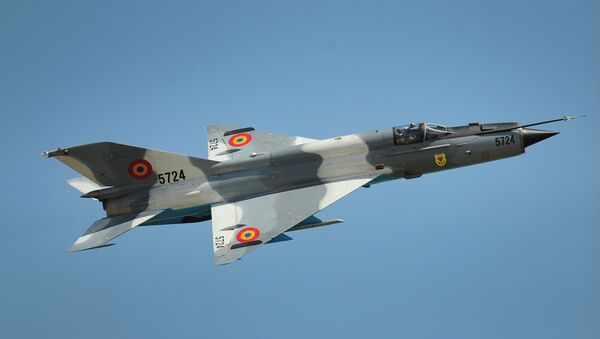Caça MiG-21 da Força Aérea da Romênia durante voo de apresentação sobre o aeroporto de Kogalniceanu, perto de Constança, 8 de junho de 2011 - Sputnik Brasil