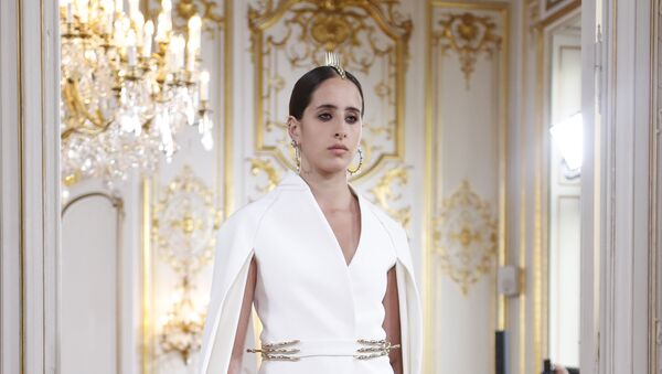 Modelo na passarela usando um vestido de Antonio Grimaldi da coleção Haute Couture outono-inverno 2018-2019, Paris, 2 de julho de 2018 - Sputnik Brasil