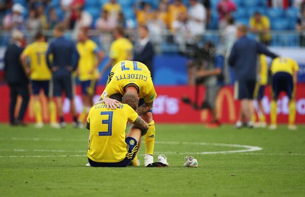 Jogadores da Suécia lamentam derrota diante da Inglaterra nas quartas de final da Copa do Mundo de 2018. - Sputnik Brasil