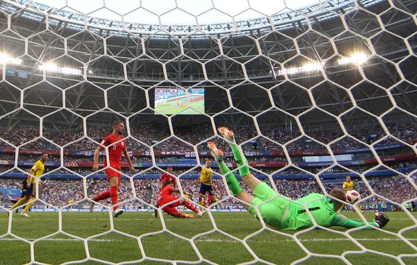 Goleiro inglês Pickford faz defesa durante partida contra a Suécia nas quartas de final da Copa do Mundo. - Sputnik Brasil