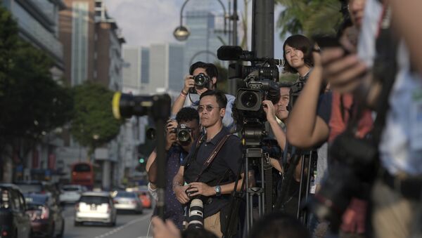 Jornalistas esperam pelo líder norte-coreano Kim Jong Un no Palácio Presidencial de Cingapura, 10 de junho de 2018. Kim se reuniu com o primeiro-ministro de Cingapura Lee Hsien Loong antes da cúpula com o líder americano Donald Trump (arquivo) - Sputnik Brasil