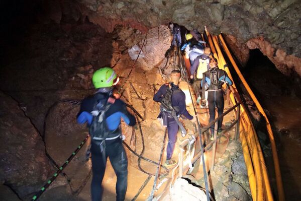 Salvadores tailandeses dentro da caverna inundada durante a operação de resgate para libertar os meninos bloqueados - Sputnik Brasil