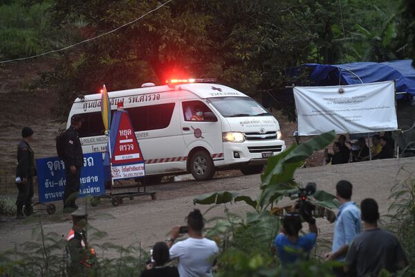 Ambulância deixa o local de entrada na caverna inundada Tham Luang - Sputnik Brasil