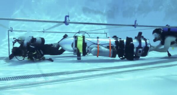 Mergulhadores testam um submarino do tamanho de uma criança de Elon Musk que poderia ser enviado para ajudar os meninos presos na caverna inundada na Tailândia - Sputnik Brasil