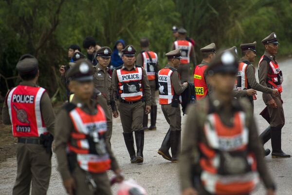 Policiais tailandeses no local da operação de resgate dos meninos bloqueados na caverna inundada - Sputnik Brasil