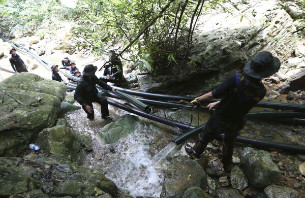 Militares tailandeses instalam tubos durante a operação de resgate dos meninos da caverna inundada - Sputnik Brasil