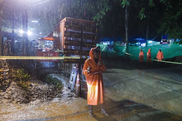 Policiais tailandeses no local da operação de resgate dos meninos bloqueados na caverna inundada - Sputnik Brasil