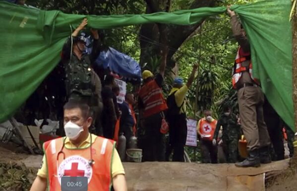 Equipe de resgate transporta em maca supostamente um menino salvo da caverna - Sputnik Brasil