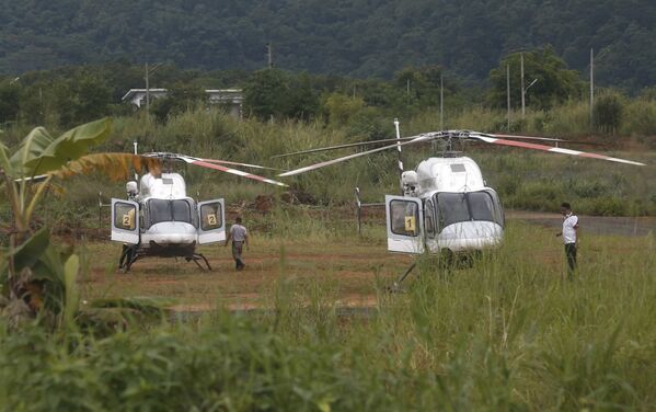 Helicópteros dos serviços de emergência nas proximidades da caverna inundada Tham Luang - Sputnik Brasil