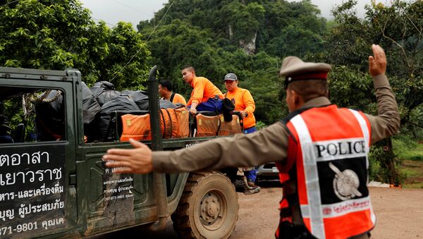 Participantes da operação de resgate dos 12 meninos e seu técnico junto ao complexo de cavernas Tham Luang, Tailândia, 8 de julho - Sputnik Brasil