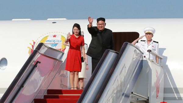 Líder norte-coreano, Kim Jong-un, saindo de um avião durante sua visita a Pequim (imagem referencial) - Sputnik Brasil