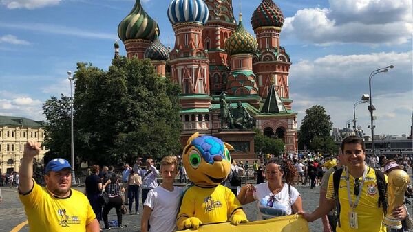 A Fiel Canarinho se diverte na Praça Vermelha, em Moscou. - Sputnik Brasil