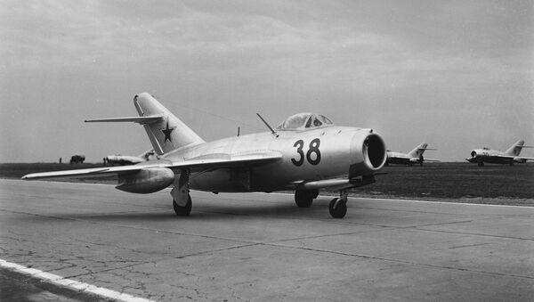 Caça soviético MiG-15 decola da base aérea de Finsterwalde na Alemanha Oriental, 27 de agosto de 1956 - Sputnik Brasil