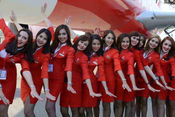 Aeromoças da empresa aérea Air Asia posando para foto Стюардессы авиакомпании Air Asia - Sputnik Brasil