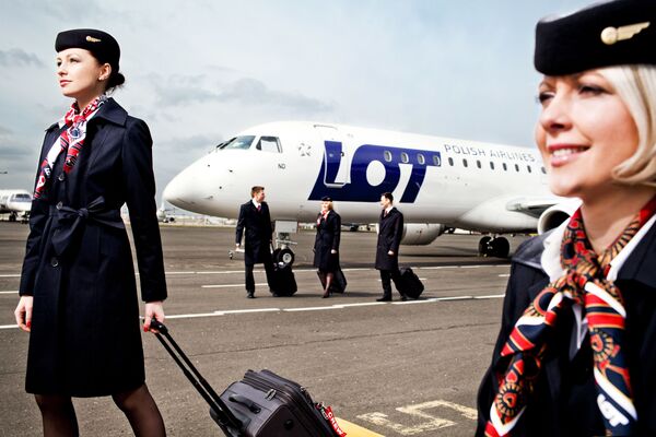 Aeromoças da companhia aérea polonesa LOT carregando bagagens - Sputnik Brasil