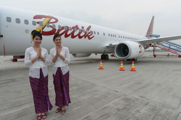 Aeromoças da empresa aérea da Indonésia, Batik Air, posando em frente a um Boeing 737-900 - Sputnik Brasil