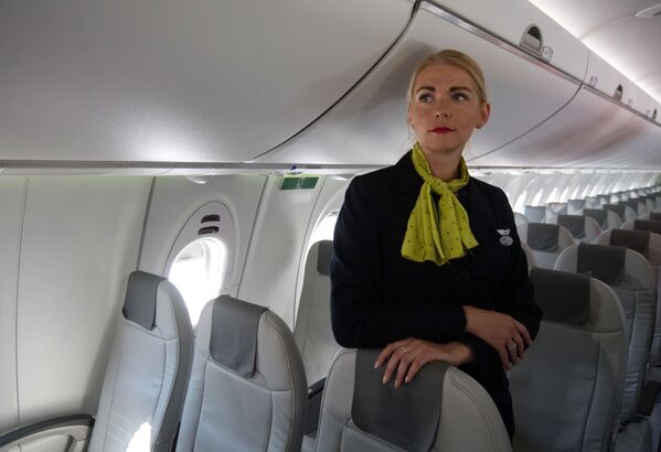 Aeromoça a bordo do avião Bombardier CS300 da empresa letã airBaltic - Sputnik Brasil