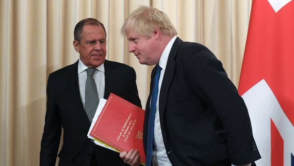 O ministro das Relações Exteriores da Rússia, Sergei Lavrov, e o secretário das Relações Exteriores britânico, Boris Johnson. - Sputnik Brasil