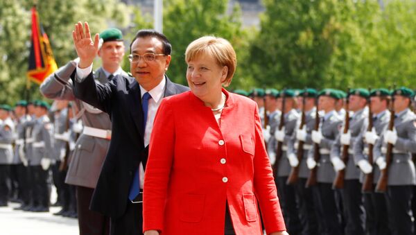 German Chancellor Angela Merkel and Chinese Prime Minister Li Keqiang review the guard of honour at the chancellery in Berlin, Germany, July 9, 2018 - Sputnik Brasil