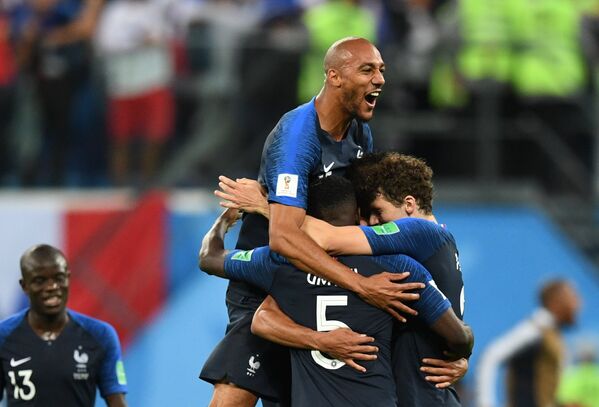 Jogadores franceses comemoram vitória sobre a Bélgica e vaga na final da Copa do Mundo. - Sputnik Brasil