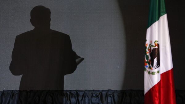 A sombra de Andrés Manuel López Obrador durante seu discurso de vitória. - Sputnik Brasil