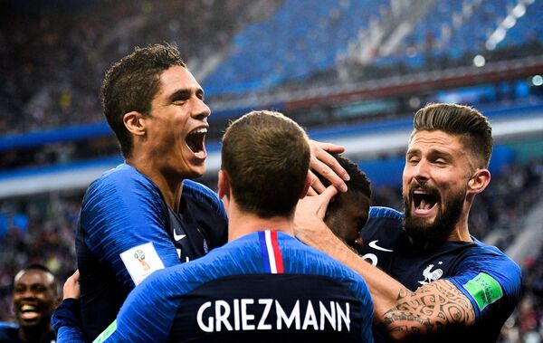 Jogadores da França celebram o gol do zagueiro Umtiti contra a Bélgica em São Petersburgo - Sputnik Brasil
