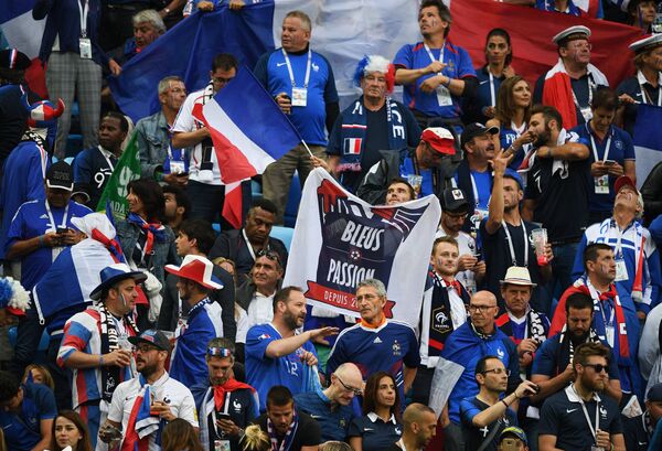 Torcida francesa em São Petersburgo durante o confronto entre França e Bélgica pelas semifinais da Copa do Mundo - Sputnik Brasil
