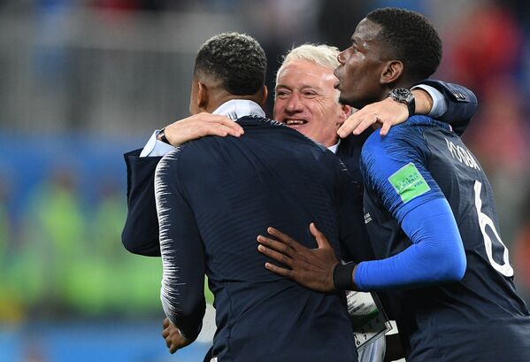 Deschamps abraça seus jogadores após vitória francesa sobre a Bélgica na semifinal da Copa do Mundo da Rússia - Sputnik Brasil