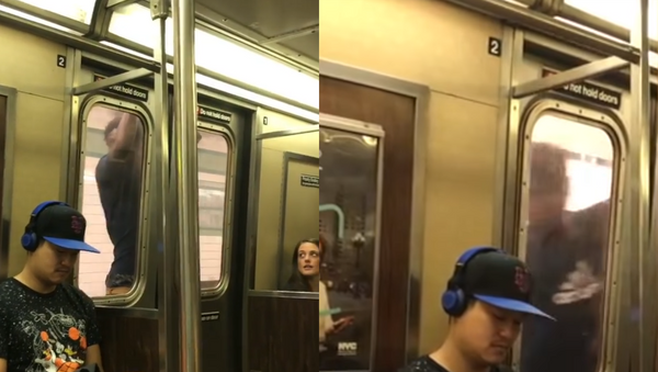 Homem surfando na porta do metrô de Nova York - Sputnik Brasil