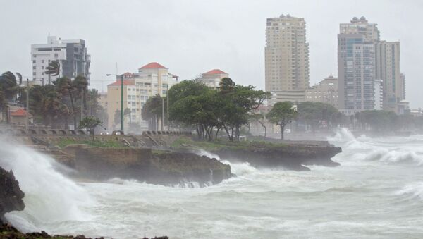 Fortes ondas atingem a costa de Santo Domingo, na República Dominicana (arquivo) - Sputnik Brasil