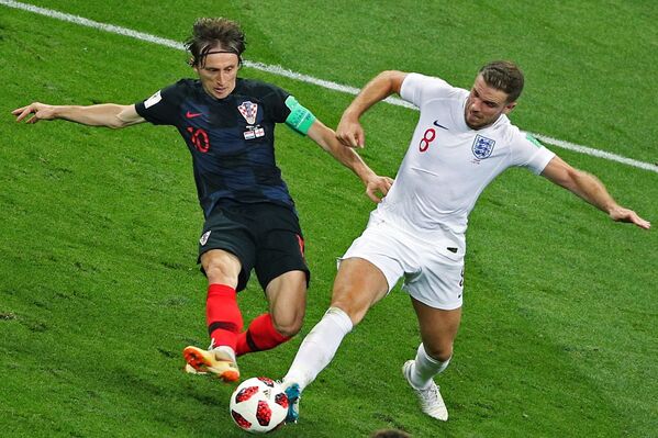 Disputa de bola entre Luka Modric e Jordan Henderson - Sputnik Brasil