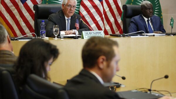 O ex-secretário de Estado dos EUA, Rex Tillerson, em coletiva com Moussa Faki, liderança da União Africana,  na Etipopia, em março de 2018. - Sputnik Brasil