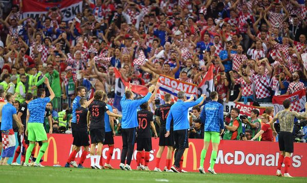 Jogadores croatas agradecem o apoio da torcida após a vitória histórica contra a Inglaterra em Moscou. - Sputnik Brasil