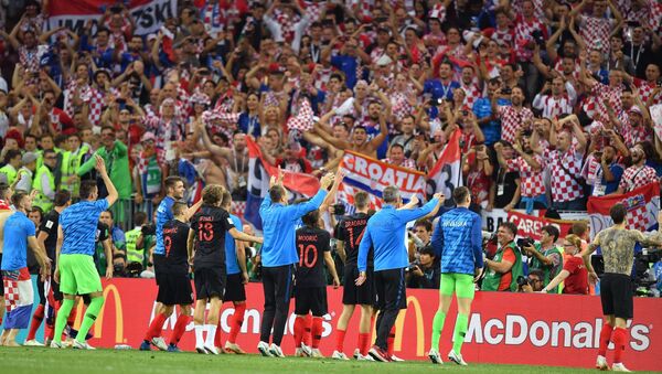 Jogadores croatas agradecem o apoio da torcida após a vitória histórica contra a Inglaterra em Moscou. - Sputnik Brasil