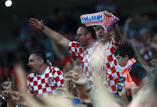 Torcida croata comemora momento histórico da classificação da Croácia para sua 1ª final de Copa de Mundo. - Sputnik Brasil