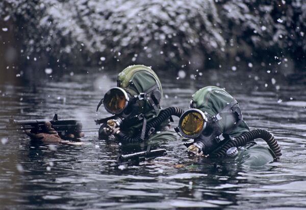 Mergulhadores da Frota do Norte da Marinha da Rússia. - Sputnik Brasil