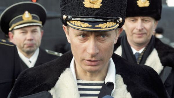 O então presidente interino da Federação da Rússia, Vladimir Putin, observa os exercícios da Frota do Norte da Marinha da Rússia. - Sputnik Brasil