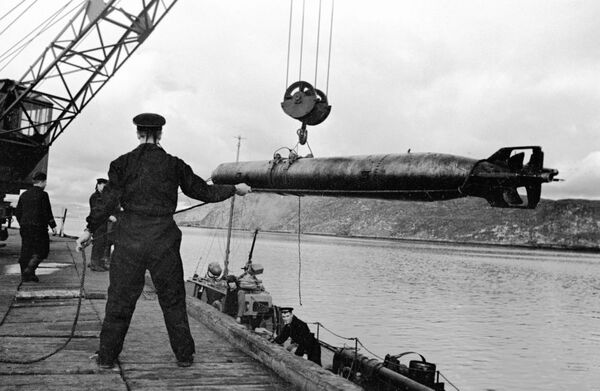 Marinheiros da Frota do Norte da Marinha da Rússia transportam torpedos em lanchas. - Sputnik Brasil