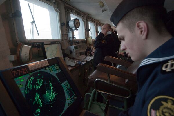 Um membro da tripulação do navio Vice-Almirante Kulakov acompanha os indicadores do radar. - Sputnik Brasil