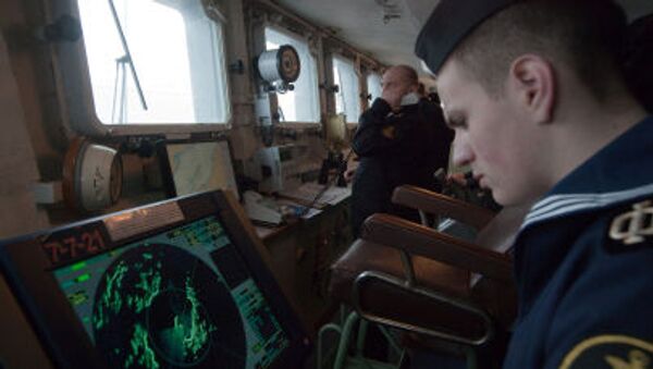 Um membro da tripulação de um navio acompanha os indicadores do radar - Sputnik Brasil