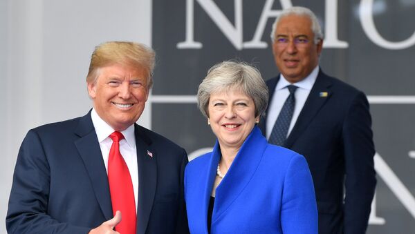 O presidente dos EUA, Donald Trump, e a primeira-ministra do Reino Unido Theresa May durante a cerimômina da cúpula da OTAN. NO fundo, o primeiro-ministro de Portugal, Anonio Costa. - Sputnik Brasil