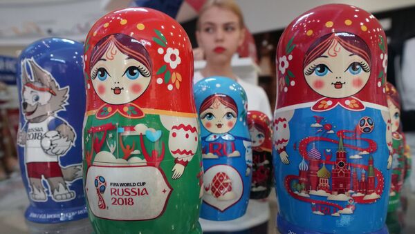Matryoshkas com símbolos da Copa do Mundo 2018 vendidas em uma loja de souvenires - Sputnik Brasil