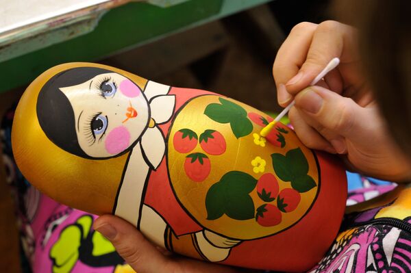 Artesã pintando uma matryoshka à mão - Sputnik Brasil